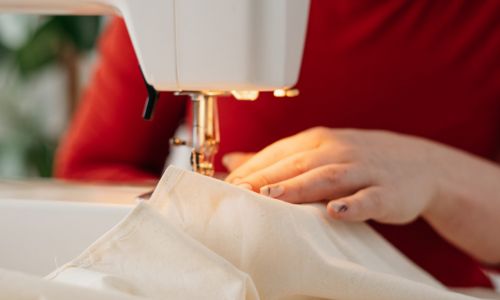la postura correcta para coser